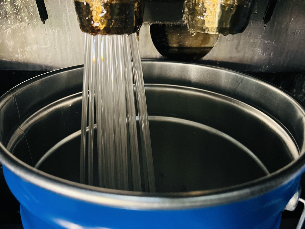 Güç Epoksi reçine dökümleri germe dayanıklılığı için 60-80N/mm2 raf ömrü Kristal sıvı